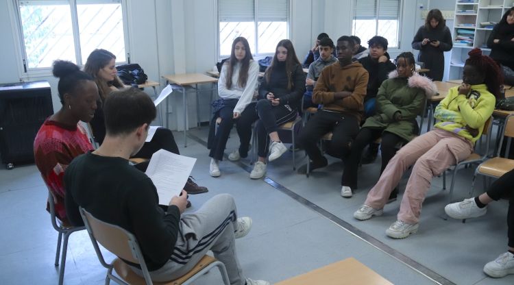 Els actors Tamara N’Dong i Roger Vilà llegeixen el text que han escrit els alumnes de 4t d’ESO de l’Institut Salvador Sunyer. ACN