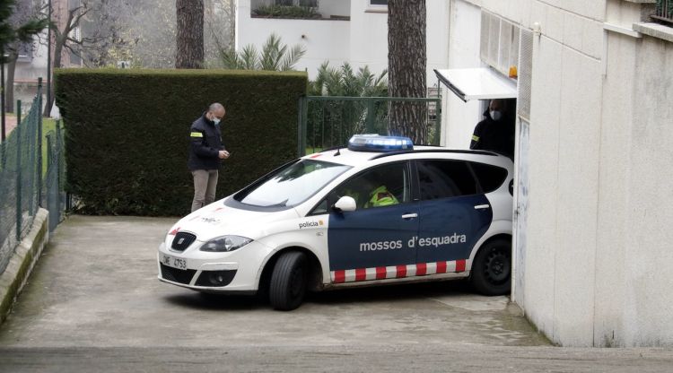 Un cotxe dels Mossos d'Esquadra s'endú la detinguda en relació a la mort de la dona trobada lligada en un pis de Girona (arxiu). ACN