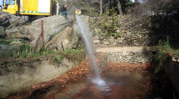 Un equip del Grup Especial de Prevenció d'Incendis Forestals omplint la bassa de Mas Ventós. ACN