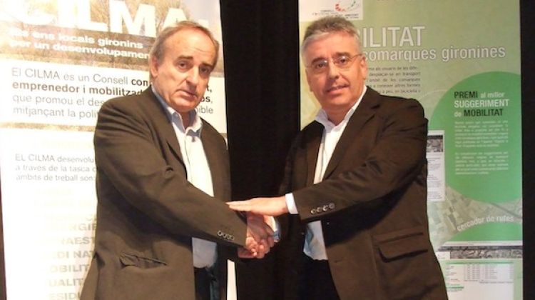 L'alcalde de Breda, Jordi Iglesias, a la dreta de la imatge, saluda en Lluís Lloret, alcalde de Bàscara © ACN