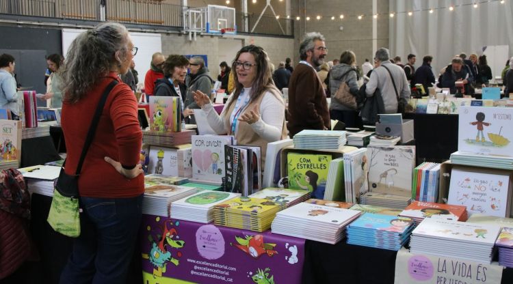 Gent comprant llibres en català a la 6a edició de l'Indilletres. ACN