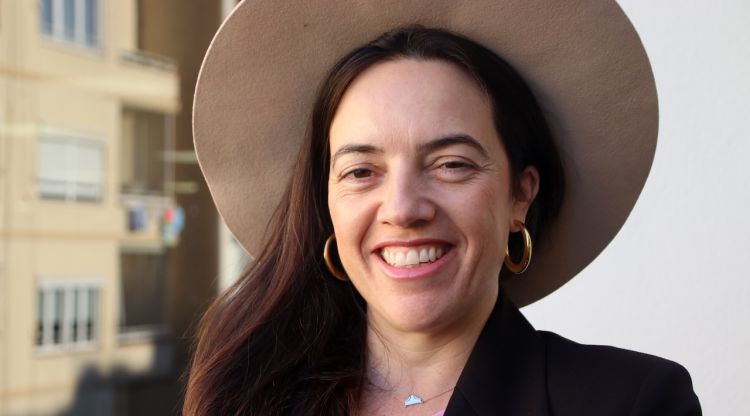 L'autora de 'Les calces al sol', Regina Rodríguez, a la seu de Penguin Random House a Barcelona. ACN