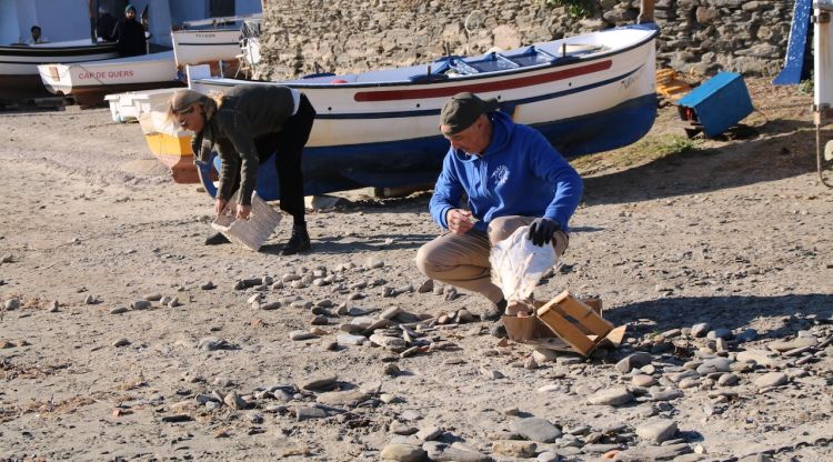 Dues persones participant a Port Lligat de l'acte per reivinidcar les passanelles de Cadaqués. ACN