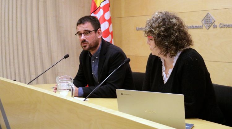 L'alcalde de Girona, Lluc Salellas, i la regidora d'Hisenda, Sílvia Aliu, durant la presentació del pressupost. ACN