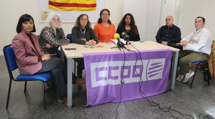 Les treballadores amb familiars i membres de CCOO. ACN