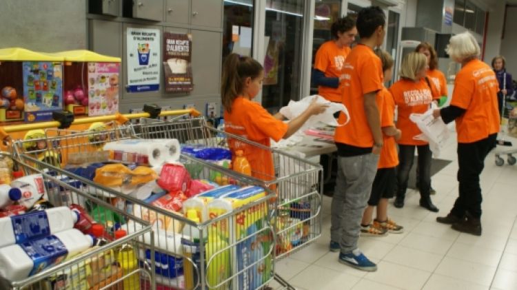 Un dels deu centres comercials que s'han sumat a la campanya de recollida d'aliments de la Garrotxa © ACN