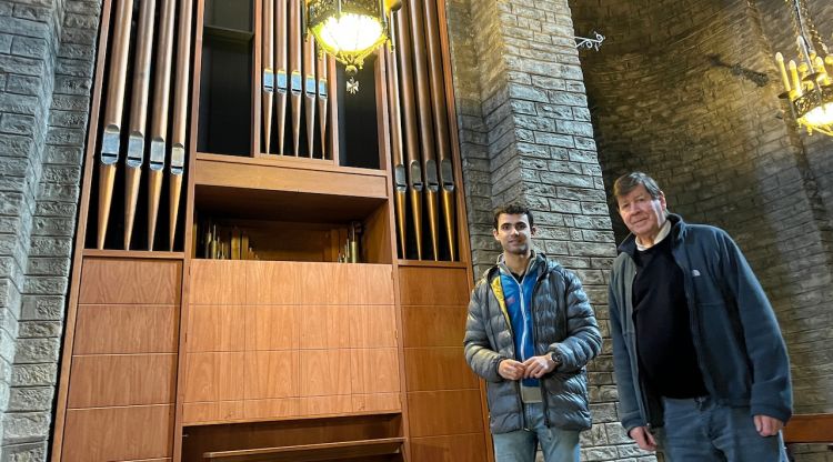 Ferran Raigon i el rector de Ripoll, Josep Sala, amb l'orgue. ACN