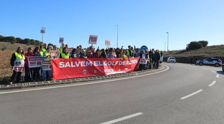 La rotonda d'entrada a l'Escala amb els manifestants protestant. ACN