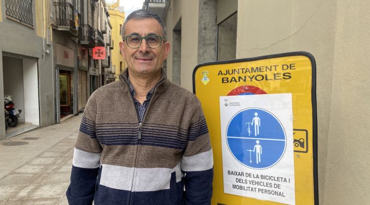 El regidor de Via Pública, Jordi Carretero, amb la nova senyalització