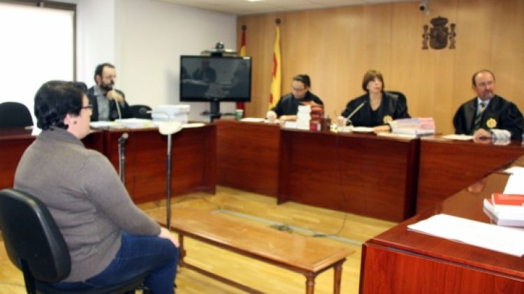 L'acusada, M. Rosa G. P., asseguda a la banqueta dels acusats a l'Audiència de Girona © ACN