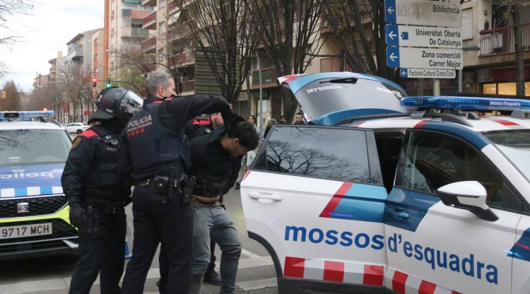 Un dels detinguts en el desnonament que s'emporten els Mossos. ACN