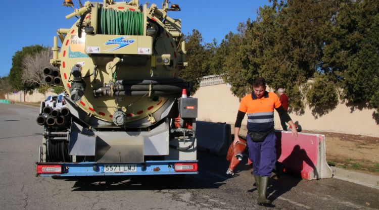 Un treballador, carregant la mànega per omplir el camió de neteja viaria d'aigua regenerada. ACN