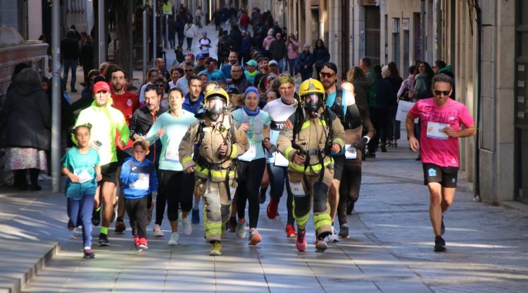 Els Bombers precidint 'La marató per La Marató' a Girona. ACN