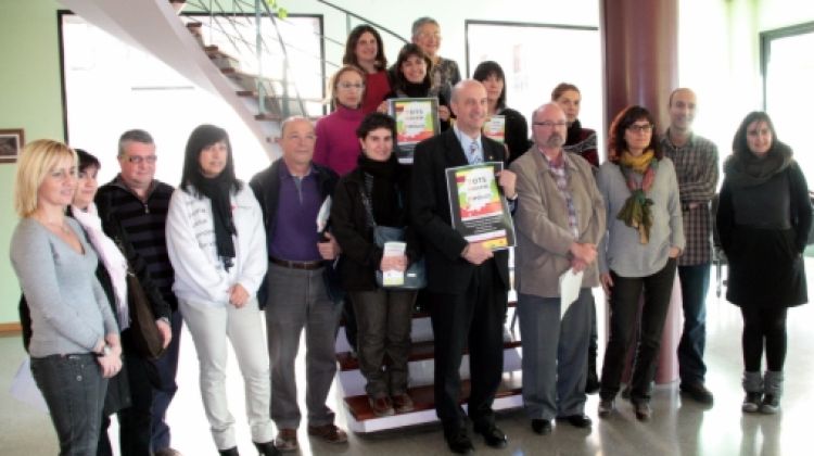 Foto de família de les vuit entitats que integren el projecte 'Tots movem Ripoll' © ACN