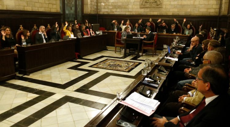 L'equip de govern de l'Ajuntament de Girona votant a favor de l'aprovació inicial del pressupost per al 2024. ACN