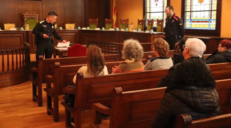 El cap de la Policia Local de la Bisbal d'Empordà dona consells de seguretat als comerciants per evitar robatoris al municipi. ACN