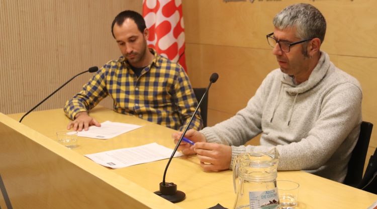 Els delegats sindicals a l'Ajuntament de Girona, Lluís Claveguera i Jordi Navarro, aquest matí. ACN