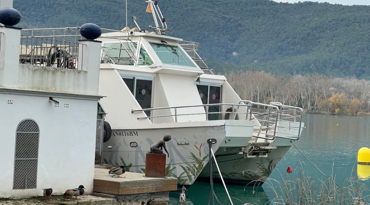 La barca Tirona queda amarrada a l'oficina de Turisme de Banyoles. ACN