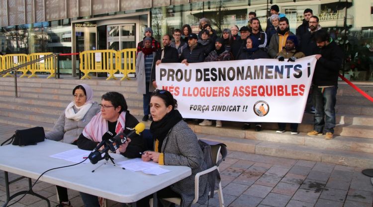 L'acte que ha fet el Sindicat de l'Habitatge de Salt davant la Generalitat a Girona per denunciar 'l'onada de desnonaments'. ACN
