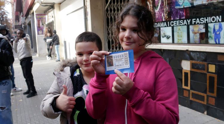La Nada i el seu germà Mohamed amb la butlleta premiada a Salt. ACN