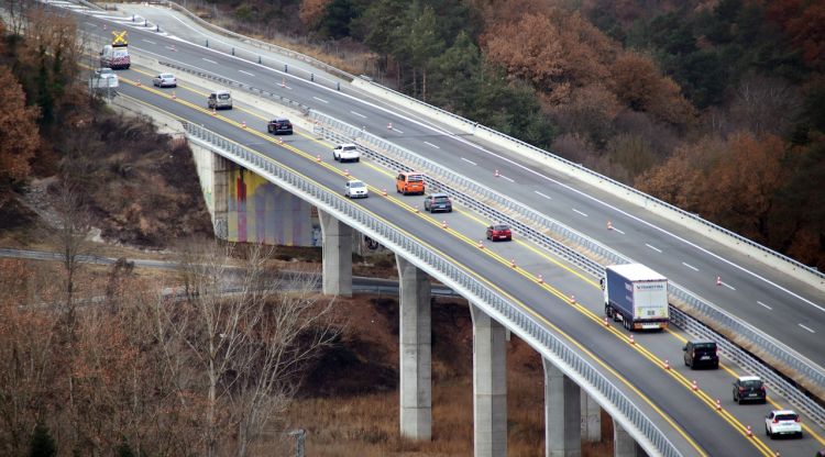 Moment en què els vehicles en direcció Vic deixen de circular pel viaducte i passen a fer-ho de manera compartida pel viaducte on normalment passen els que van en direcció Girona. ACN