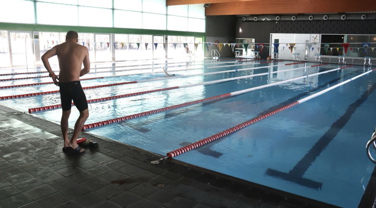 Un nedador es prepara per posar-se a l’aigua de la piscina coberta en el primer dia de jornada de portes obertes. ACN