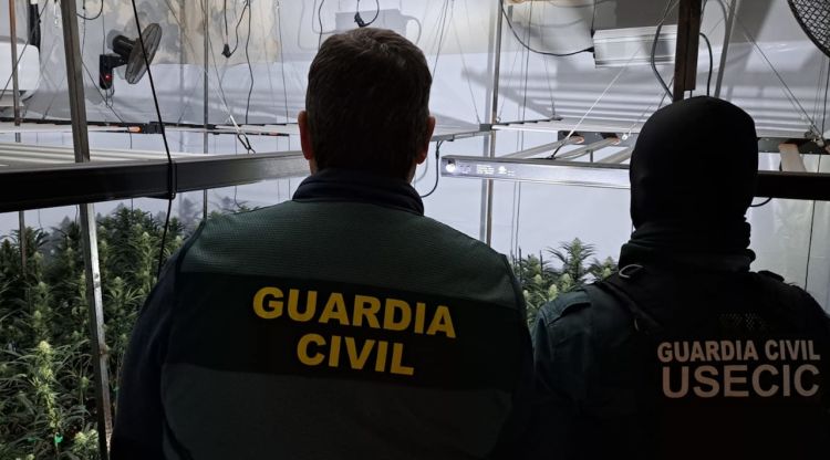 Dos agents de la Guàrdia Civil el dia de la intervenció a Catnallops. ACN