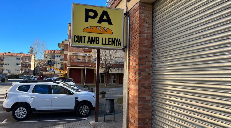 El cartell de l'últim establiment que hi havia a Sant Pere de Ripoll. ACN