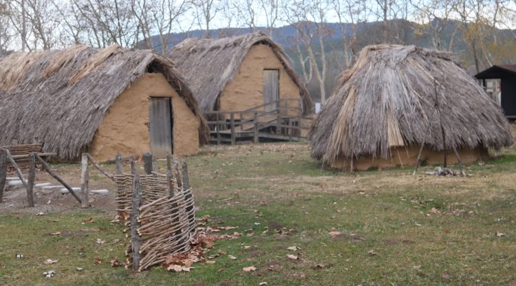 Tres cases recreen la vida del neolític en el Parc Neolític de la Draga de Banyoles. ACN