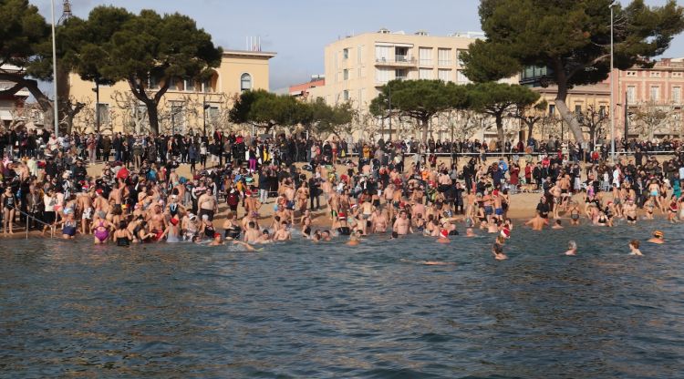 Mig miler de persones es posen a l’aigua a Sant Feliu de Guíxols en el primer bany de l’any. ACN