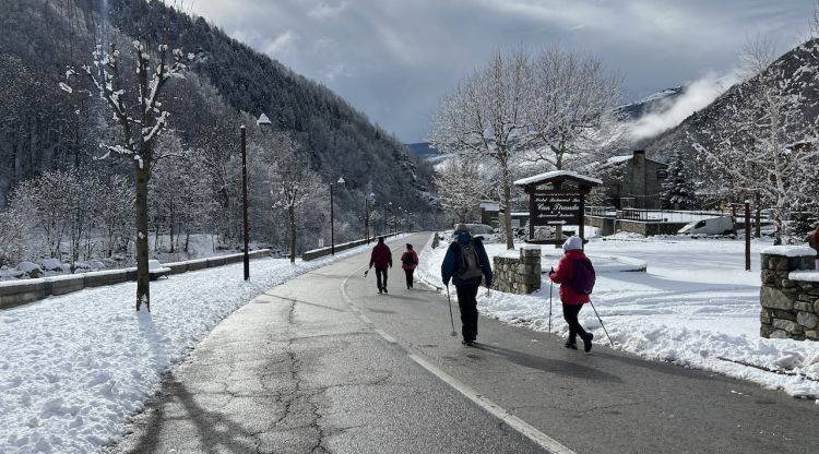 Persones passejant per Setcases amb el paisatge blanc. ACN