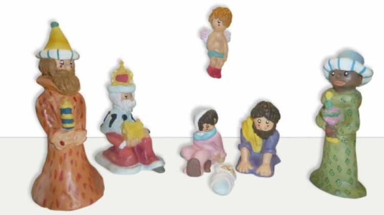 El pessebre de la Pilarín està format per set peces: l'àngel, la Mare de Déu, Sant Josep, el nen Jesús i els tres reis © ACN