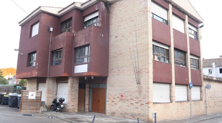L'edifici de la plaça de les Servites que l'Ajuntament de Banyoles vol comprar a l'Estat. ACN