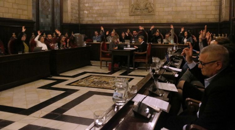 Moment en què Guanyem, Junts, ERC i el PSC de Girona voten a favor de la moció reclamant un nou model de finançament local. ACN