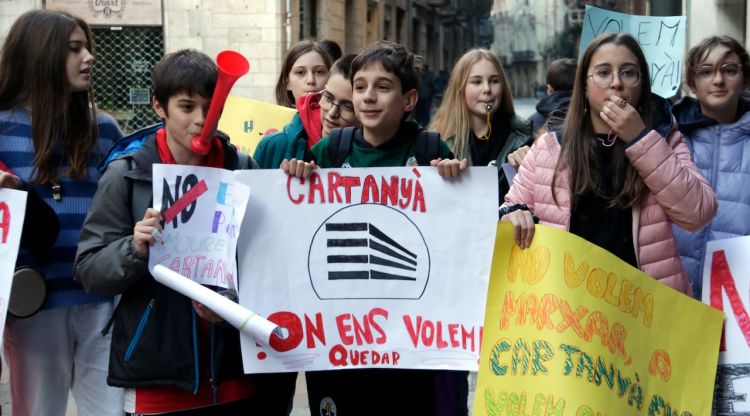 Alumnes de l'institut Ermessenda protestant contra el tancament de la seu de Cartanyà. ACN