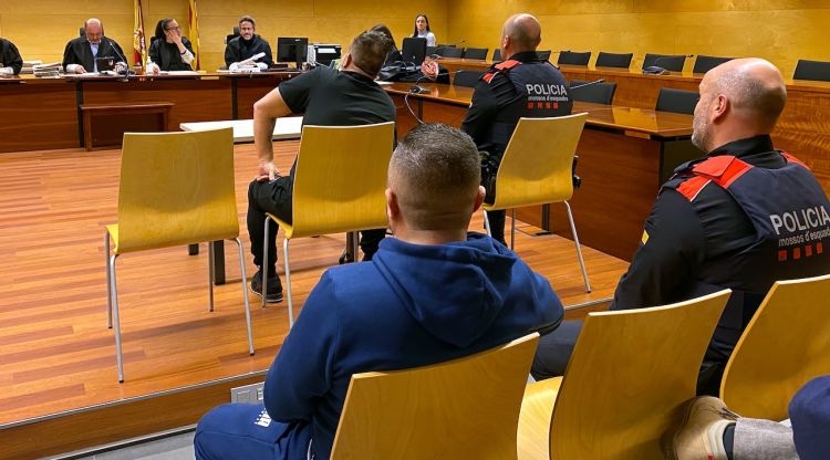 D'esquenes i al costat de Mossos, els acusats de fer-se enviar dos quilos de cocaïna des del Brasil. ACN