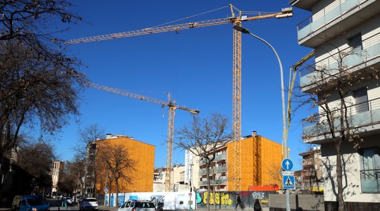 Un bloc de pisos començant a aixecar-se a l'avinguda de Montilivi de Girona. ACN