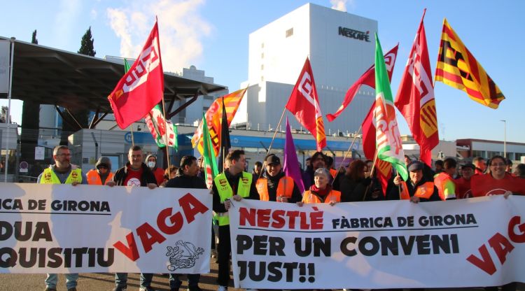 La plantilla de Nestlé a Girona reclamant desploquejar les negociacions del conveni col·lectiu. ACN