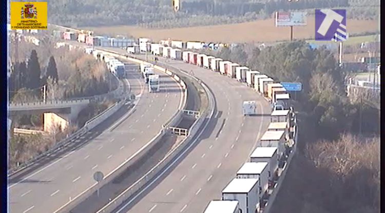 El camions esperant al voral de l'AP-7 a Figueres Nord que s'obri l'autopista en direcció França. ACN