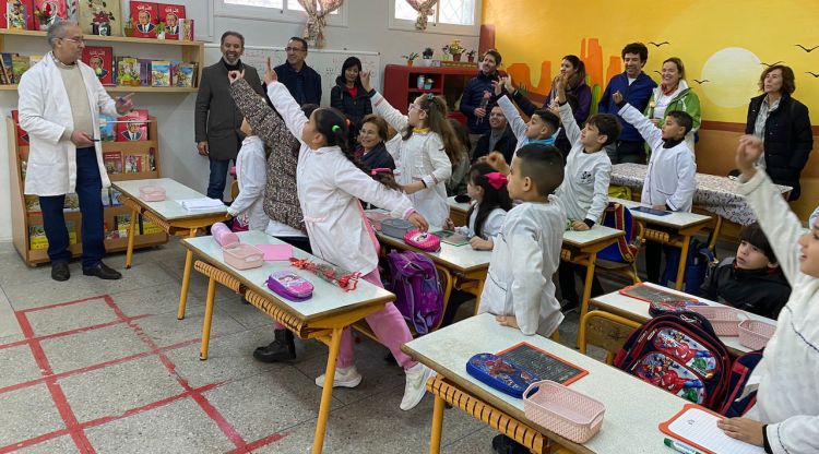 Una sala plena de nens i nenes al Marroc amb els mestres gironins. ACN
