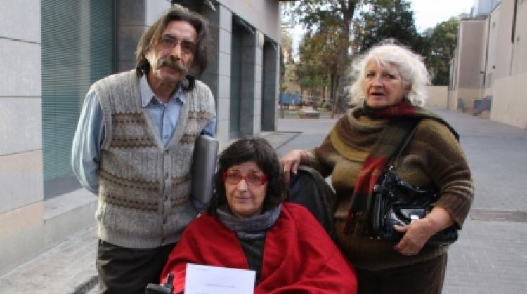 El matrimoni de Figueres acompanyat d'un familiar amb el document acreditatiu © ACN