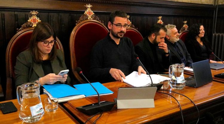 L'alcalde de Girona, Lluc Salellas, poc abans de començar el ple extraordinari que ha aprovat definitivament el pressupost per a aquest 2024. ACN