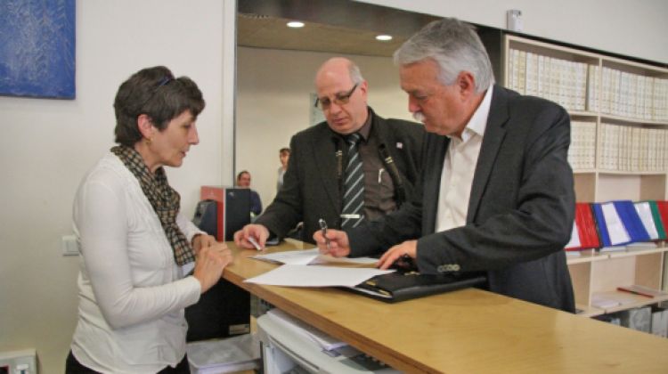 Toni Strubell entrant al registre de l'Ajuntament de Girona la moció © ACN