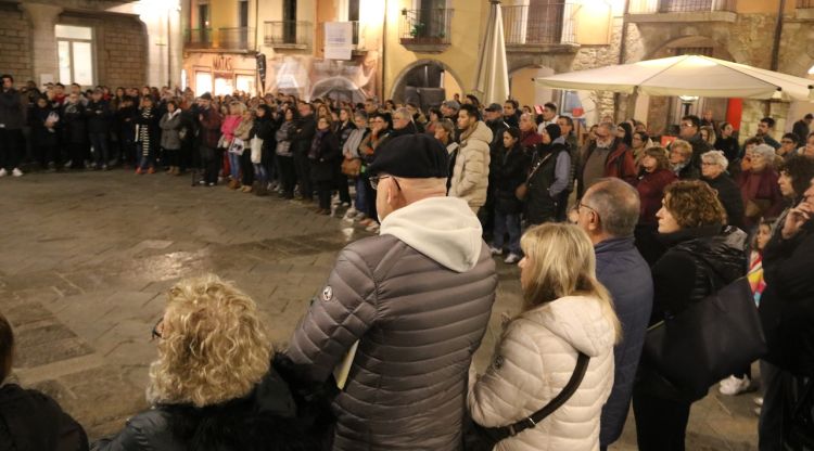 Els assistents al minut de silenci de Torroella. ACN