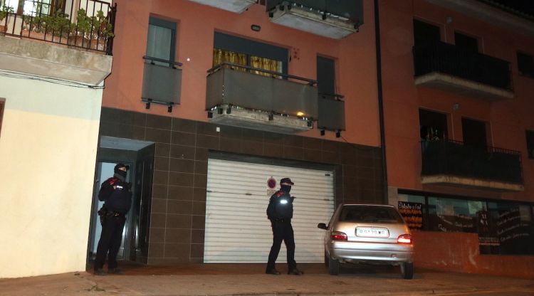 Els mossos han escorcollat el domicili del detingut pel crim de Torroella, situat al carrer Lleida de Palafrugell. ACN