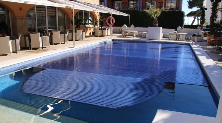La coberta per estalviar aigua a la piscina de l'hotel Barcarola de Sant Feliu de Guíxols. ACN