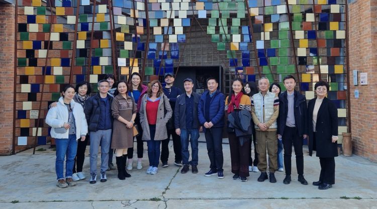 Una delegació de l'Associació d'Artesans de la Xina visita el Terracota Museu de la Bisbal d'Empordà. ACN