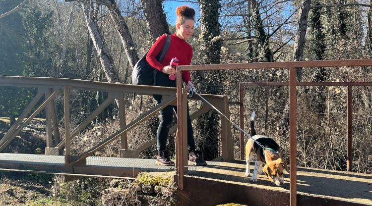 Una visitant passejant el gos per la zona dels gorgs. ACN