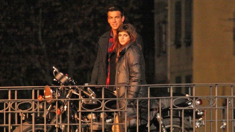 Els actors Mario Casas i Clara Lago, rodant una escena de 'Tinc ganes de tu' a Girona © ACN