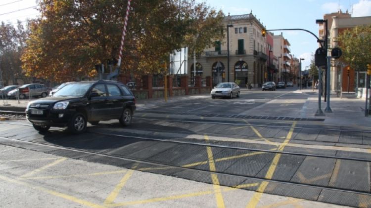 El pas a nivell de l'avinguda Vilallonga de Figueres, amb la barrera aixecada © ACN